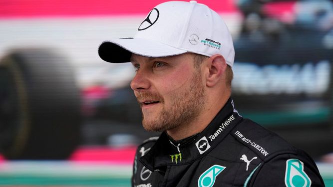 En esta foto de archivo tomada el 27 de junio de 2021, el piloto finlandés de Mercedes, tercero clasificado, Valtteri Bottas, observa después del Gran Premio de Estiria de Fórmula 1 en la pista de carreras Red Bull Ring en Spielberg, Austria.