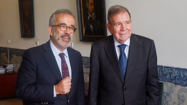 El presidente electo de Venezuela, Edmundo González Urrutia, junto al canciller de Portugal, Paulo Rangel