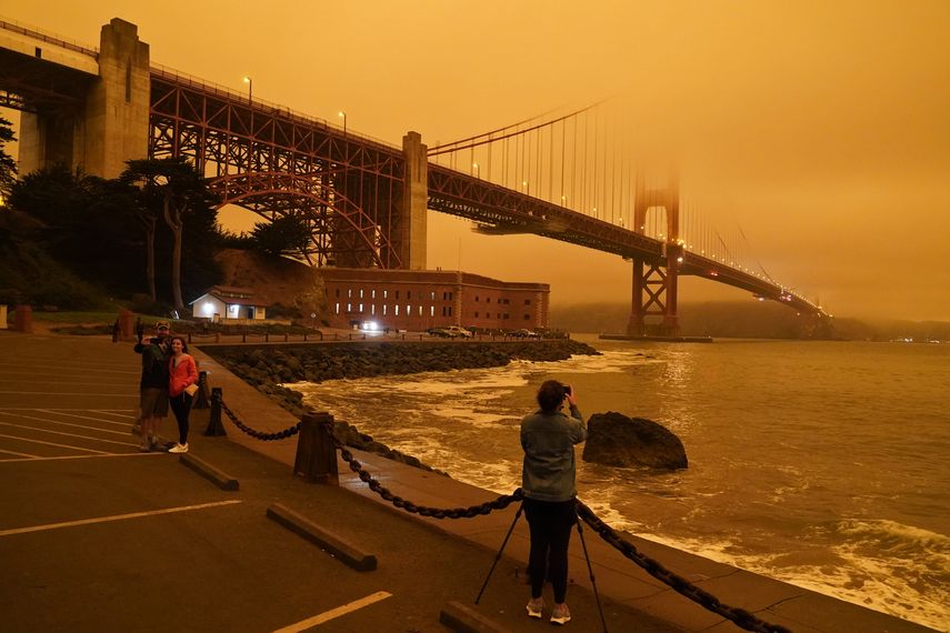El puente del Golden Gate de San Francisco adquiere un aspecto fantasmagórico al mediodía cuando el cielo toma un tono anaranjado causado por incendios forestales cercanos el 9 de septiembre del 2020.&nbsp;