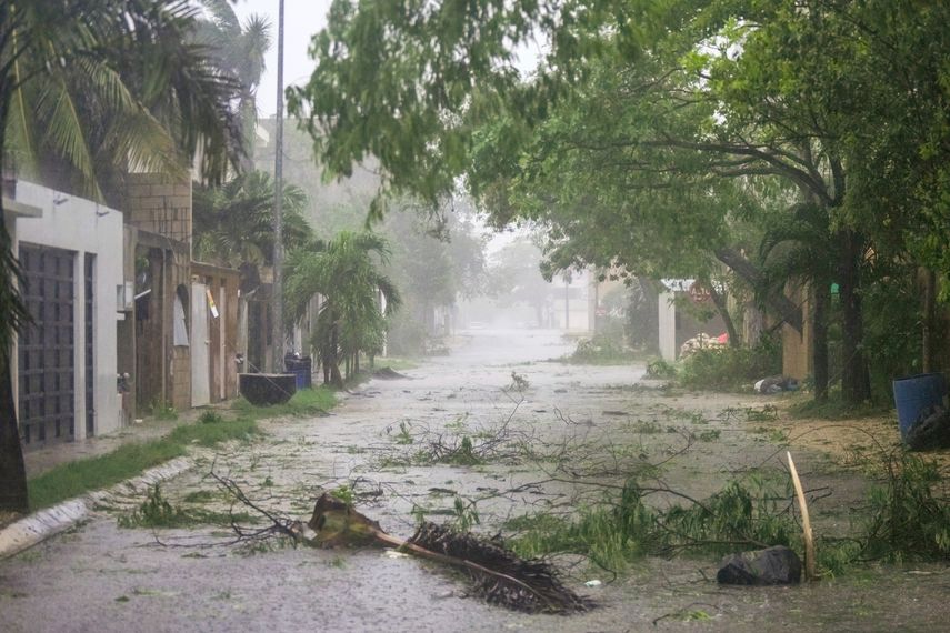 La vegetación cubre una calle durante el paso del huracán Beryl en Tulum, México, el viernes 5 de julio de 2024.