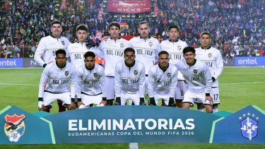 Jugadores de Bolivia posan para una fotografía antes de un partido de fútbol de las eliminatorias sudamericanas.