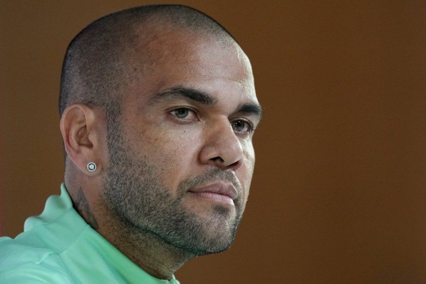 El futbolista brasileño, Dani Alves, escucha una pregunta durante una conferencia de prensa en la víspera del partido del Grupo G entre Brasil y Camerún, en Doha, Catar, el 1 de diciembre de 2022.