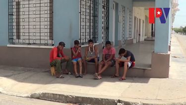 La falta de incentivos y las condiciones económicas deplorables han llevado a un deterioro significativo en los valores sociales en los jóvenes cubanos.