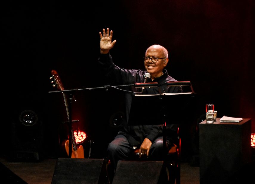 Pablo Milanés saluda al público durante su último concierto en La Habana, en el Coliseo de la Ciudad Deportiva, el 22 de junio. El reconocido cantautor falleció en Madrid el 22 de noviembre. 