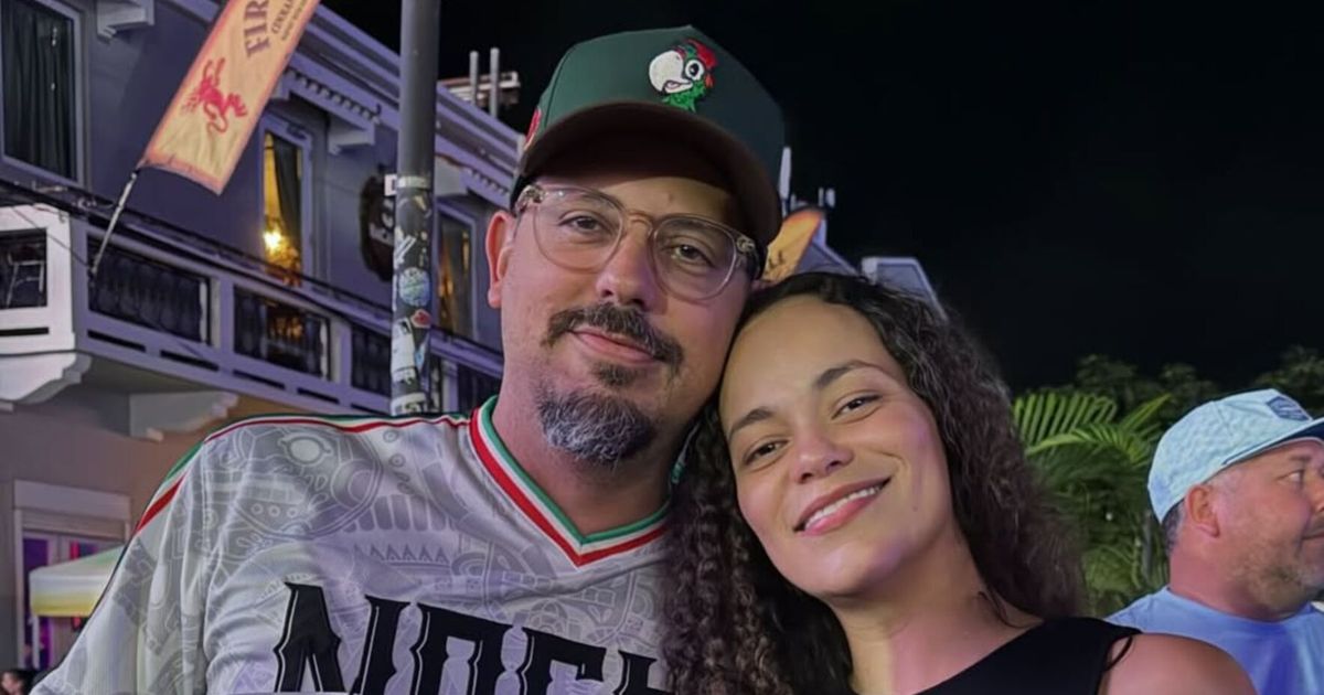 Comediante Chente Ydrach le pide matrimonio a su novia durante especial de stand - up