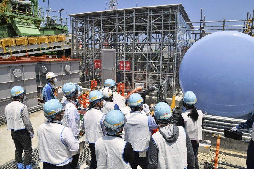 Empleados de Tokyo Electric Power Company Holdings muestran a reporteros el equipo necesario para la liberación al mar de aguas residuales radiactivas tratadas de la destruida planta nuclear de Fukushima Daiichi, el lunes 26 de junio de 2023, en Fukushima, Japón.&nbsp;