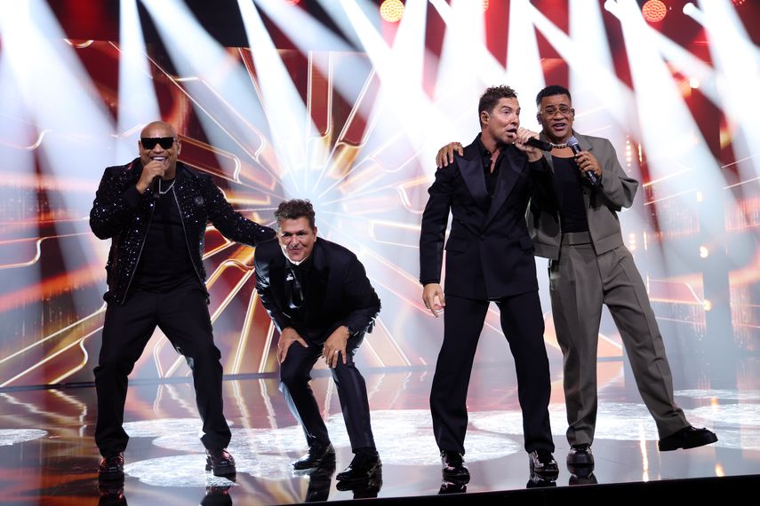 Alexander Delgado, de Gente de Zona, Carlos Vives, David Bisbal y Randy Malcom, de Gente de Zona, actúan en el escenario durante ceremonia de la Persona del Año de la Academia Latina de la Grabación 2024 en honor a Carlos Vives en el Centro de Convenciones de Miami Beach el 13 de noviembre de 2024 en Miami, Florida.