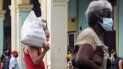 Personas con mascarillas hacen cola frente a una tienda en La Habana, Cuba, el 14 de septiembre de 2020. Personas con mascarillas hacen cola frente a una tienda en La Habana, Cuba, el 14 de septiembre de 2020.