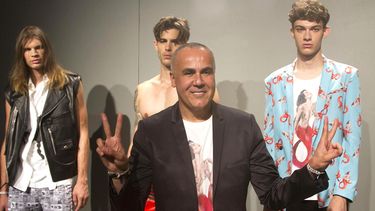 Establecido en Nueva York desde hace 8 años, Seco se ha asentado en la meca mundial de la moda con un estilo propio en el que integra las tendencias urbanas de las calles de la Gran Manzana