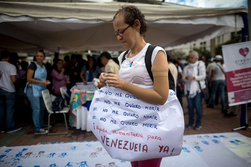 Una mujer participa en una protesta por la escasez de medicinas y tratamientos para la salud en Caracas, Venezuela.
