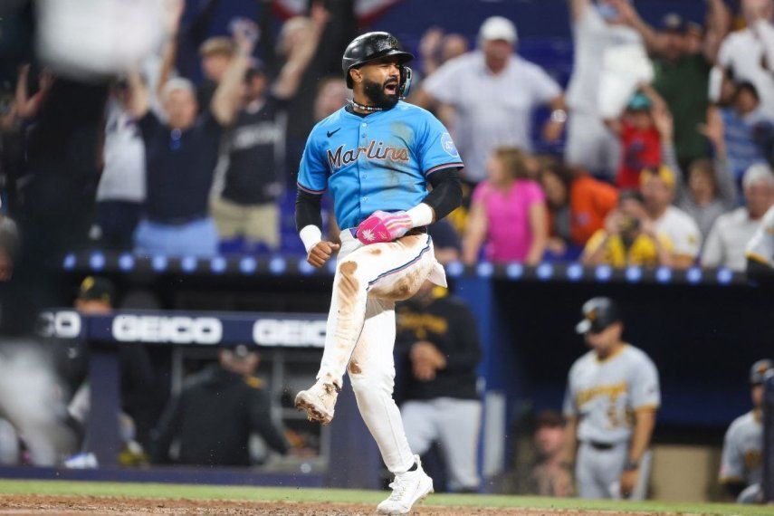 El jugador Derek Hill, de los Marlins de Miami, celebra luego de anotar una carrera en el noveno inning de un duelo contra los Piratas de Pittsburgh, el 30 de marzo de 2025.