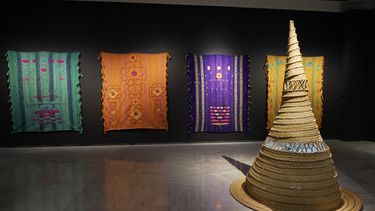 La Sala de Exposiciones del Rectorado de la Universidad de Málaga presenta Hebras y Urdimbres, una muestra que reúne a nueve artistas contemporáneas de España y Latinoamérica, cuyo trabajo se centra en la práctica ancestral del tejido.