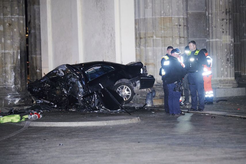 Un automóvil tras impactarse entre dos pilares de la Puerta de Brandenburgo en Berlín, Alemania, el lunes 16 de enero de 2023.&nbsp;