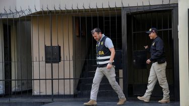 Agentes de policía salen de la casa de Nicanor Boluarte, hermano de la presidenta peruana Dina Boluarte, en Lima, Perú, el viernes 10 de mayo de 2024.