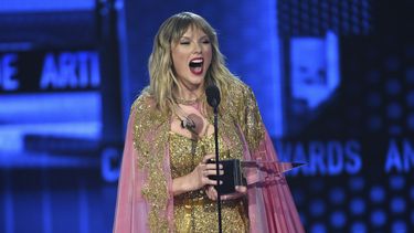 Taylor Swift recibe el American Music Award a la artista de la decada el domingo 24 de noviembre en el Teatro Microsoft, en Los Angeles.