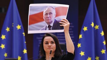 Sviatlana Tsikhanouskaya levanta un retrato del opisitor Mikalai Statkevich, tras recibir el Premio Sájarov de los derechos humanos.