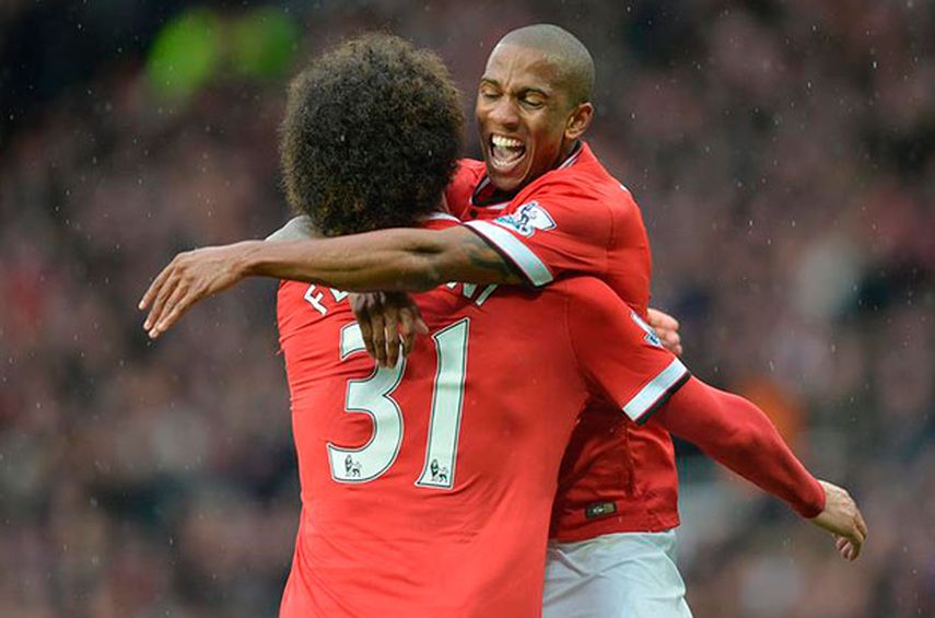 El Manchester United se colocó a ocho puntos del líder de la Premier League, el Chelsea (EFE)