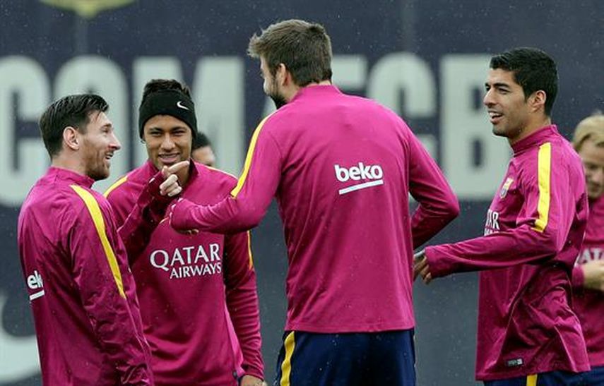 Messi, Neymar, Piqué y Suárez (izquierda a derecha), durante el entrenamiento del Barça ha realizado este sábado en la ciudad deportiva Joan Gamper. (EFE)