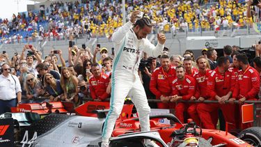 Hamilton, que acumula ya 79 victorias en su carrera, estuvo acompañado en el podio por su compañero, el finlandés Valtteri Bottas, y&nbsp; (Ferrari), que fueron segundo y tercero en el podio, respectivamente.
