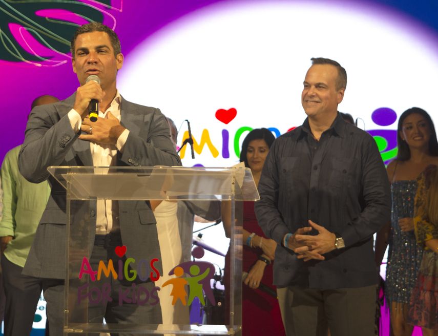 Francis Suárez, alcalde de Miami, y Jorge Plasencia, cofundador de Amigos for Kids.&nbsp;