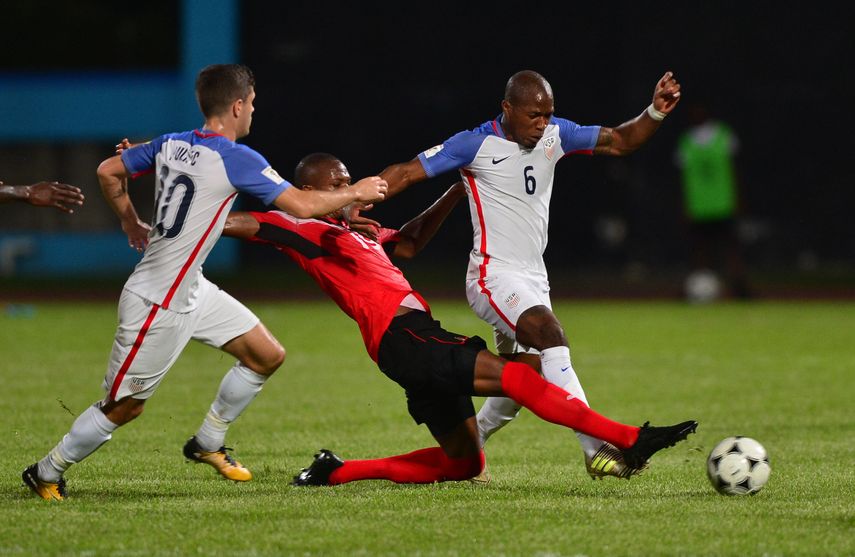 Christian Pulisic (izquierda) y Matt Besler (derecha) de&nbsp;Estados&nbsp;Unidos&nbsp;disputan el balón con Kevan George (centro) de Trinidad y Tobago.