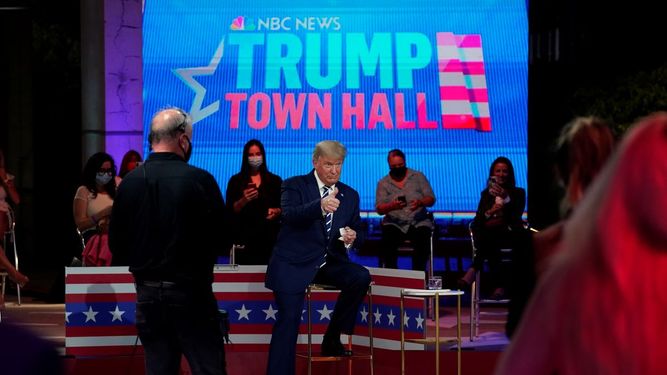 El presidente Donald Trump da una señal de aprobación durante un descanso del Foro de NBC News en el Museo de Arte Perez deMiami, el jueves 15 de octubre de 2020.