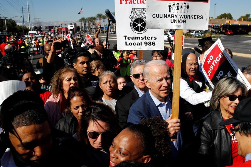 El candidato presidencial dem&oacute;crata Joe Biden participa de un piquete con el sindicato de trabajadores culinarios frente al casino Palmas en Las Vegas. Foto de archivo del 19 de febrero de 2020.