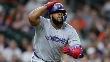 Vladimir Guerrero Jr., de los Azulejos de Toronto, corre a primera base en la sexta entrada de un juego contra los Astros de Houston.