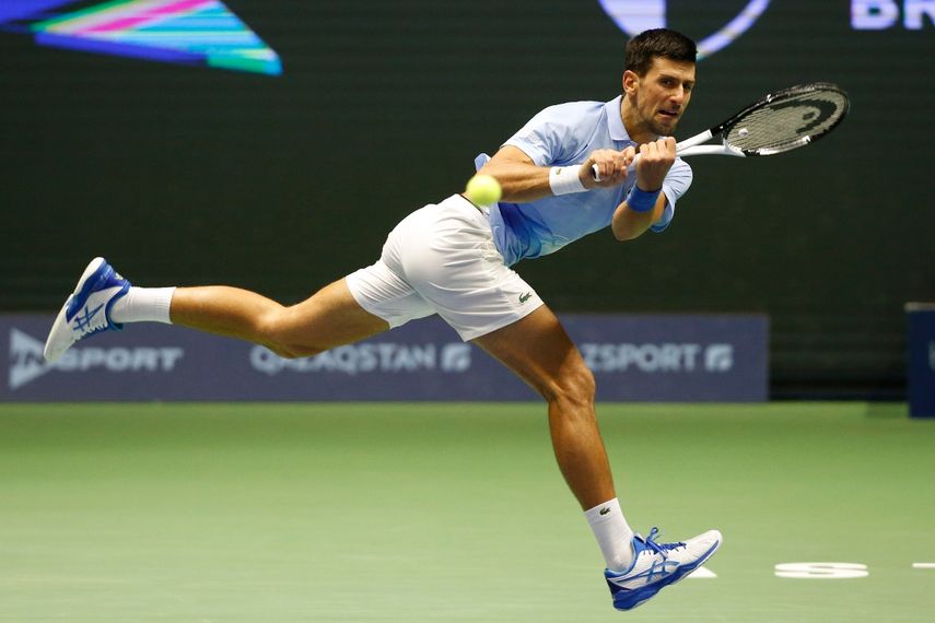 Novak Djokovic regresa la pelota a Stefanos Tsitsipas en la final del Abierto de Astana de tenis en Astana, Kazajistán, 9 de octubre de 2022. Un abogado en Melbourne dice que Novak Djokovic probablemente la visa australiana para el primer Grand Slam de la próxima temporada a pesar de su espectacular deportación en enero pasado, se informó el jueves 13 de octubre de 2022.&nbsp;