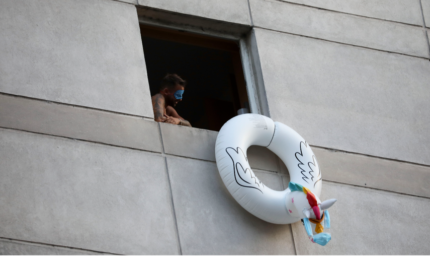 Un hombre que regres&oacute; del extranjero se asoma por la ventana desde un hotel mientras est&aacute; en cuarentena impuesta por el gobierno en Buenos Aires, Argentina.