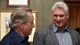 El actor norteamericano Robert de Niro (izq.) y el designado gobernante cubano Miguel Díaz-Canel (der.), durante una durante una recepción en la que participaron artistas, filántropos y promotores culturales estadounidenses, en el emblemático edificio Dakota de Nueva York.