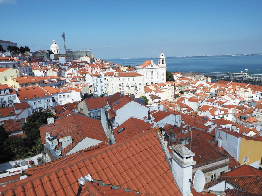 La capital portuguesa mira al río Tajo que parece un mar.&nbsp;