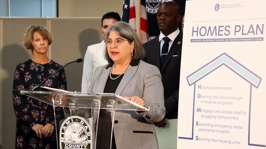 La alcaldesa de Miami-Dade, Daniella Levine Cava, presenta el plan Homes para afrontar la crisis de vivienda asequible.