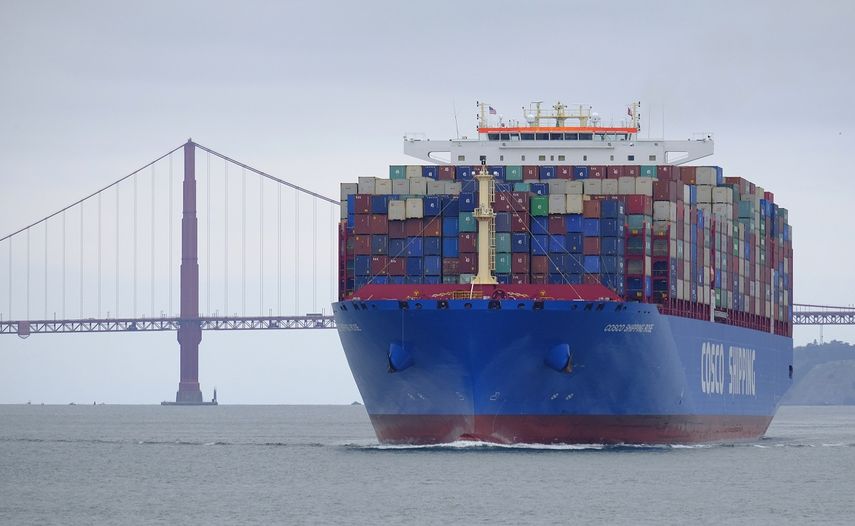 En esta imagen del 14 de mayo de 2019, un buque de carga de Cosco Shipping pasa frente al puente Golden Gate en San Francisco en su camino hacia el puerto de Oakland.&nbsp;