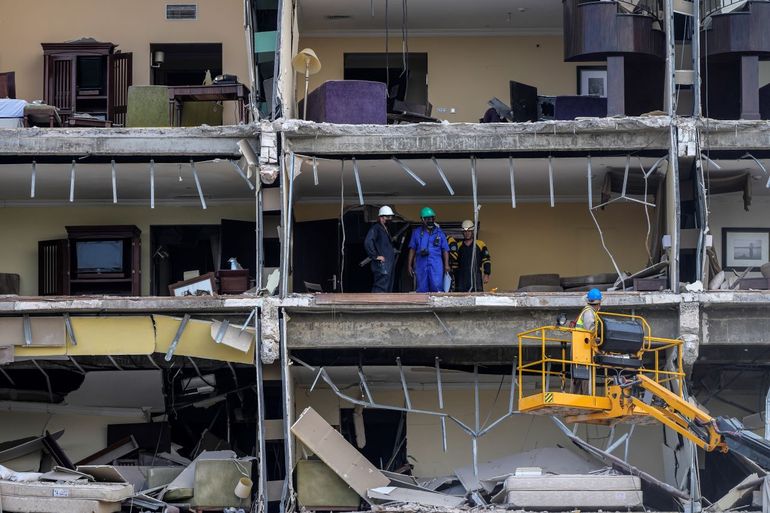 Los equipos de rescate buscan en las habitaciones días después de que una explosión mortal destruyera el Hotel Saratoga de cinco estrellas en La Habana Vieja, Cuba, el martes 10 de mayo de 2022. 