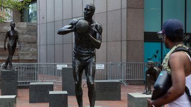 La estatua de Bill Russell, leyenda de los Celtics de Boston, en la Plaza del Ayuntamiento, el lunes 1 de agosto de 2022, en Boston.&nbsp;