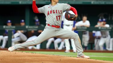 El pitcher abridor de los Angelinos de Los Ángeles Shohei Ohtani lanza en el primer inning contra los Rangers de Texas&nbsp;