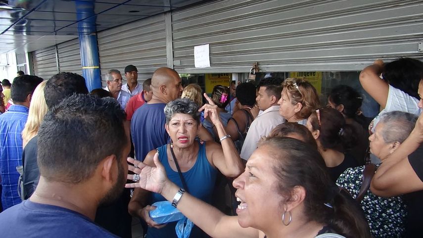 Cada día son más frecuentes las peleas y conflictos a las puertas de los establecimientos. (CORTESÍA) 