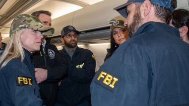 La fiscal general Pam Bondi (izquierda), el director del FBI Kash Patel (centro) y la directora de Inteligencia Nacional Tulsi Gabbard (centro derecha) aparecen el miércoles 5 de marzo esperando la llegada de Muhammad Sharifullah a Estados Unidos tras su arresto en el extranjero