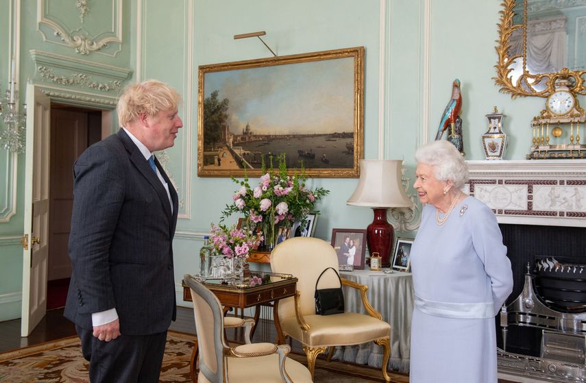 La reina Isabel II de Gran Bretaña saluda al primer ministro británico, Boris Johnson, durante una audiencia en el Palacio de Buckingham en el centro de Londres el 23 de junio de 2021, la primera audiencia semanal en persona de la reina con el primer ministro desde el inicio de la pandemia de coronavirus.