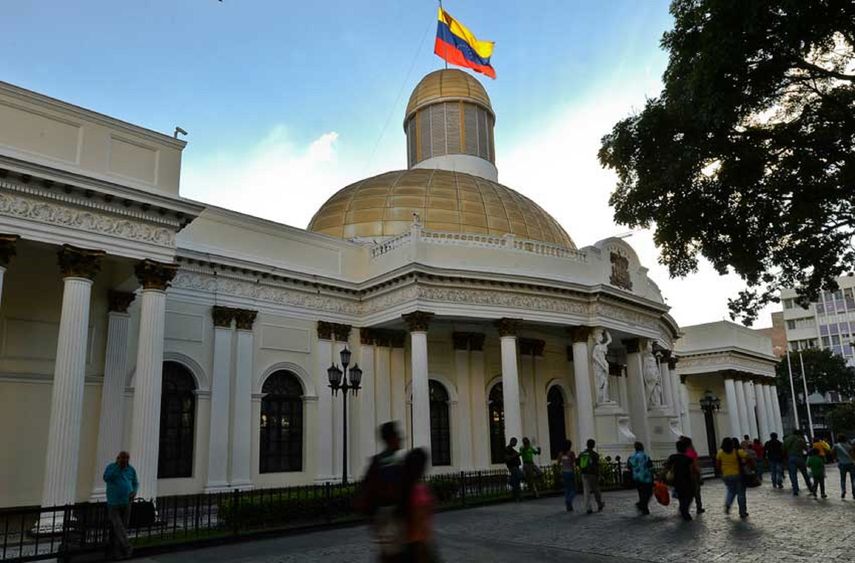 La Cámara, de contundente mayoría opositora, ha declarado la emergencia en materia de salud desde hace más de un año.