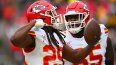 Kareem Hunt, de los Chiefs de Kansas City, celebra luego de un touchdown, el 25 de diciembre de 2024.