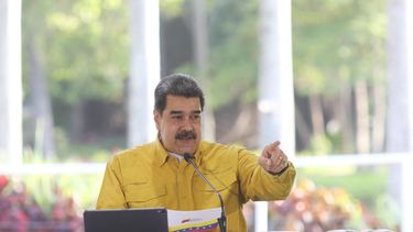 El dictador de Venezuela, Nicolás Maduro, hablando durante un mensaje televisado en el Palacio Presidencial de Miraflores en Caracas.