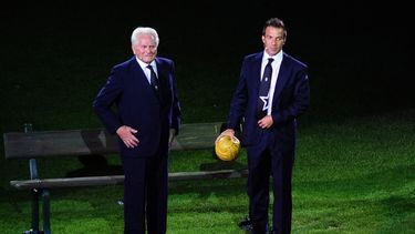 En esta foto de archivo tomada el 8 de septiembre de 2011, Alessandro Del Piero (derecha) y el exdelantero de la Juventus convertido en presidente de la Juventus, Giampiero Boniperti, asisten a la ceremonia de apertura del nuevo estadio de la Juventus en Turín.