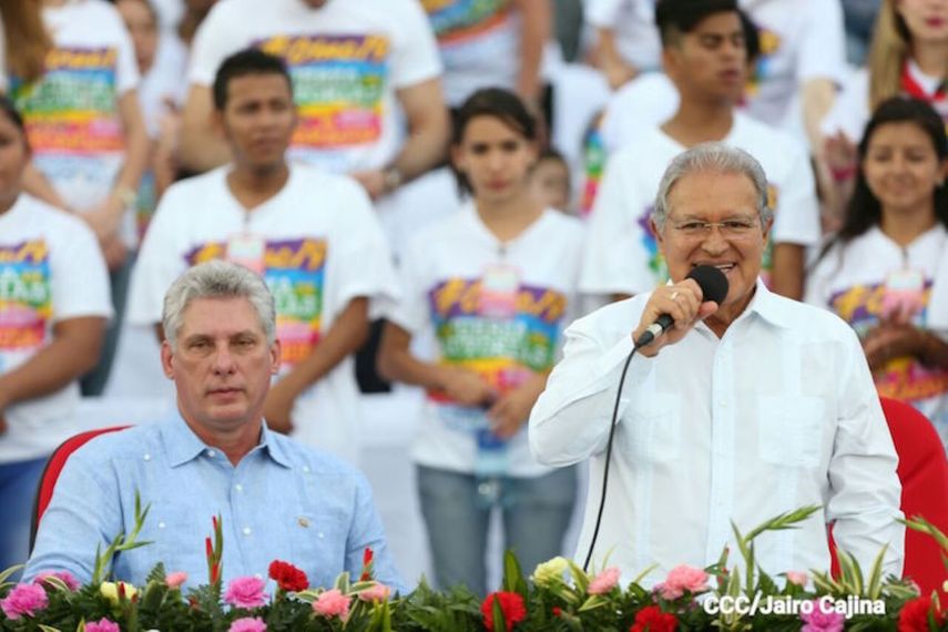 El expresidente de El Salvador, Salvador Sánchez Cerén, habla en un evento partidario del FSLN durante una visita a Nicaragua. Sentado a la izquierda, el designado gobernante cubano Miguel Díaz-Canel.