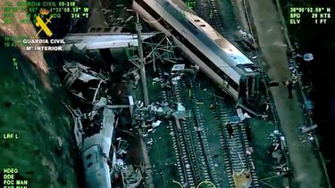 Trabajadores de emergencia en el lugar donde un tren de alta velocidad se descarriló y fue impactado por otro tren mientras continúan los esfuerzos de rescate en Adamuz, sur de España, el 19 de enero de 2026.