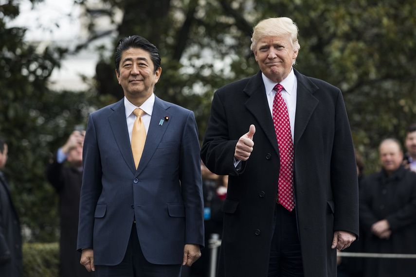 El primer ministro de Japón, Shinzo Abe (izq.), acompaña al presidente de los EEUU, Donald Trump, tras la conferencia de prensa de ambos en la Casa Blanca.