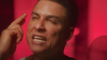 El empresario y cantante Rey Chávez en el videoclip del tema ¡Basta ya!