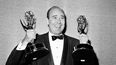 En esta foto de archivo del 26 de mayo de 1963, Carl Reiner muestra dos estatuillas de Emmy que se le presentaron como mejor escritor de comedia para el Dick Van Dyke Show, durante la presentaci&oacute;n anual de los Premios Emmy en Los Angeles.&nbsp;