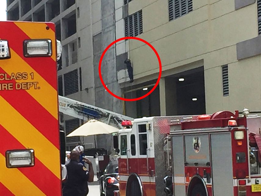 Los bomberos rescataron al hombre con la ayuda de una escalera desplegable.
